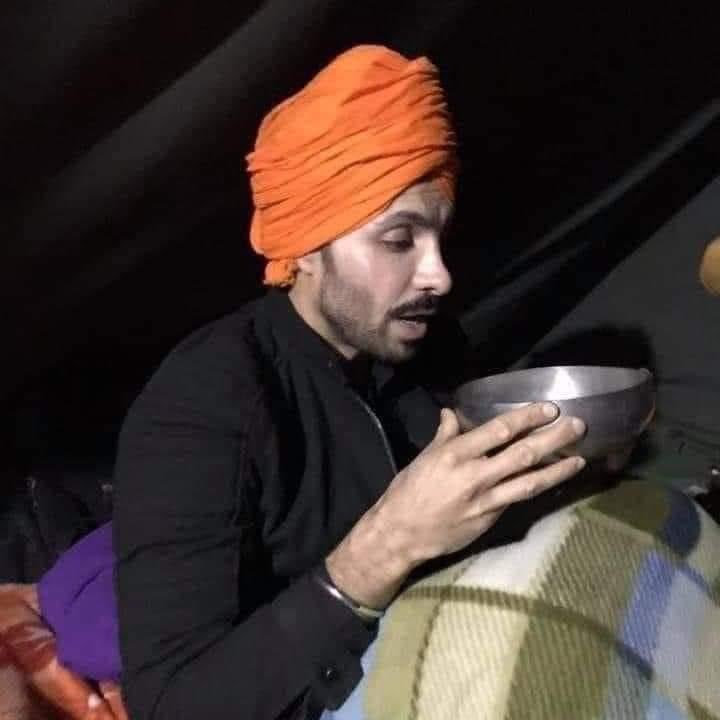 ਇਕ ਬਾਟਾ ਆਹ ਸੀ.........
ਅਤੇ ਇਕ ਸ਼ਾਹੀ ਗਲਾਸ ਤੋਮਰ ਦੇ ਘਰ ਵਾਲਾ  ਸੀ........
ਦੋਹਾਂ ਵਿਚ ਫਰਕ ਦੇਖ ਲਵੋ ......
ਗੁਰੂ ਦੇ ਬਾਟੇ ਵਾਲੇ ਸਦਾ ਲਈ ਕੌਮੀਅਤ ਰੂਪੀ ਅੰਬਰਾਂ ਦੇ ਤਾਰੇ ਹੋ ਗਏ......ਜੋ ਰਹਿੰਦੀ ਦੁਨੀਆ ਤਕ ਚਮਕਣਗੇ......
ਸ਼ਾਹੀ ਗਲਾਸ ਵਾਲੇ ਸਿਆਸੀ ਗੰਦਗੀ ਦੇ ਕੀੜੇ ਅਜ ਜੁਤਮ ਜੁਤੀ ਹੋ ਰਹੇ ਹਨ ।#Deepsidhu 🙏