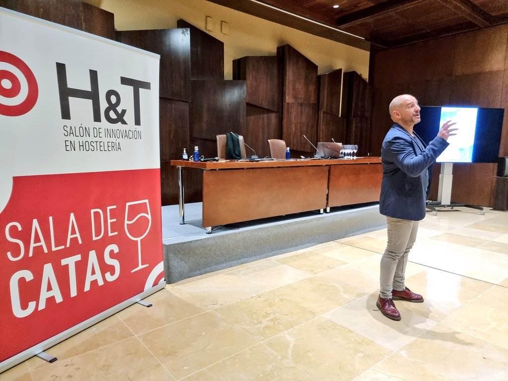 SalonHyT's tweet photo. 🍷 Ugo Moreno, director técnico y comercial de la importadora de vinos premium franceses #LExcellence, y uno de los mayores especialistas españoles en materia de #vinos franceses, nos habla en la "Sala de Catas" de #HyT23 de "#PinotNoir: Un viaje hacia los vinos épicos". https://t.co/JaeIWAy7x0
