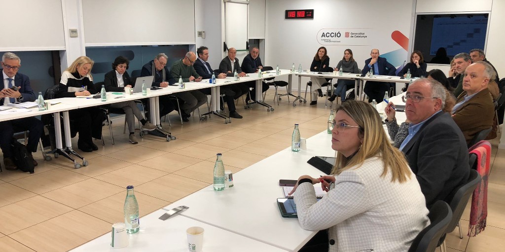 El director general de comerç @Jordi_Torrades, la directora del <a href="/ccamcat/">Comerç, artesania i moda</a> <a href="/agnesrussinol/">Agnès Russiñol i Amat</a> i la cap d'àrea de comerç <a href="/raurell_marta/">Marta Raurell</a> participen en la reunió de seguiment del Pla d’acció de comerç