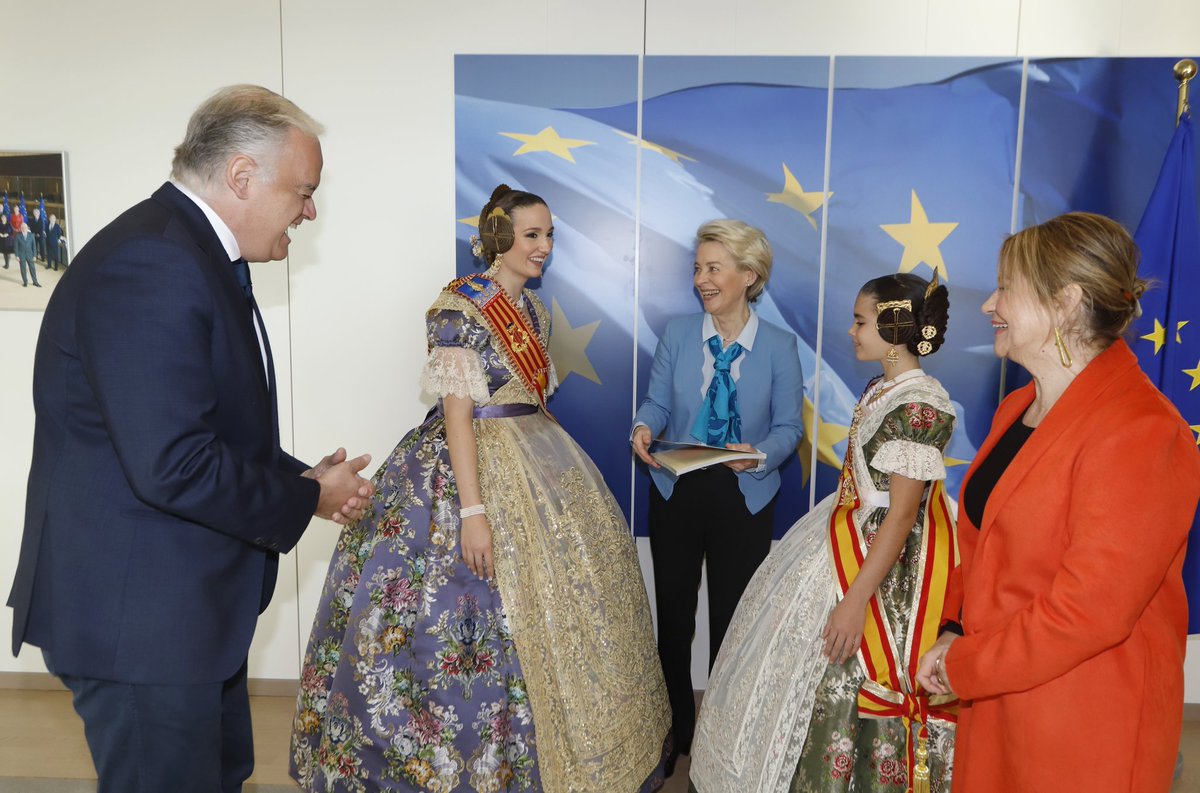 FHBustamante's tweet photo. @vonderleyen @RobertaMetsola @JosepBorrellF Zapatero @gonzalezpons @RodriguezPinero. Así. En una sola mañana con Laura y Paula. Las Falleras Mayores de #valència visitando el @parlamentoUE para @levante_emv. @JCF_Valencia . Esto es poder de convocatoria https://t.co/aJWOiCzMcD