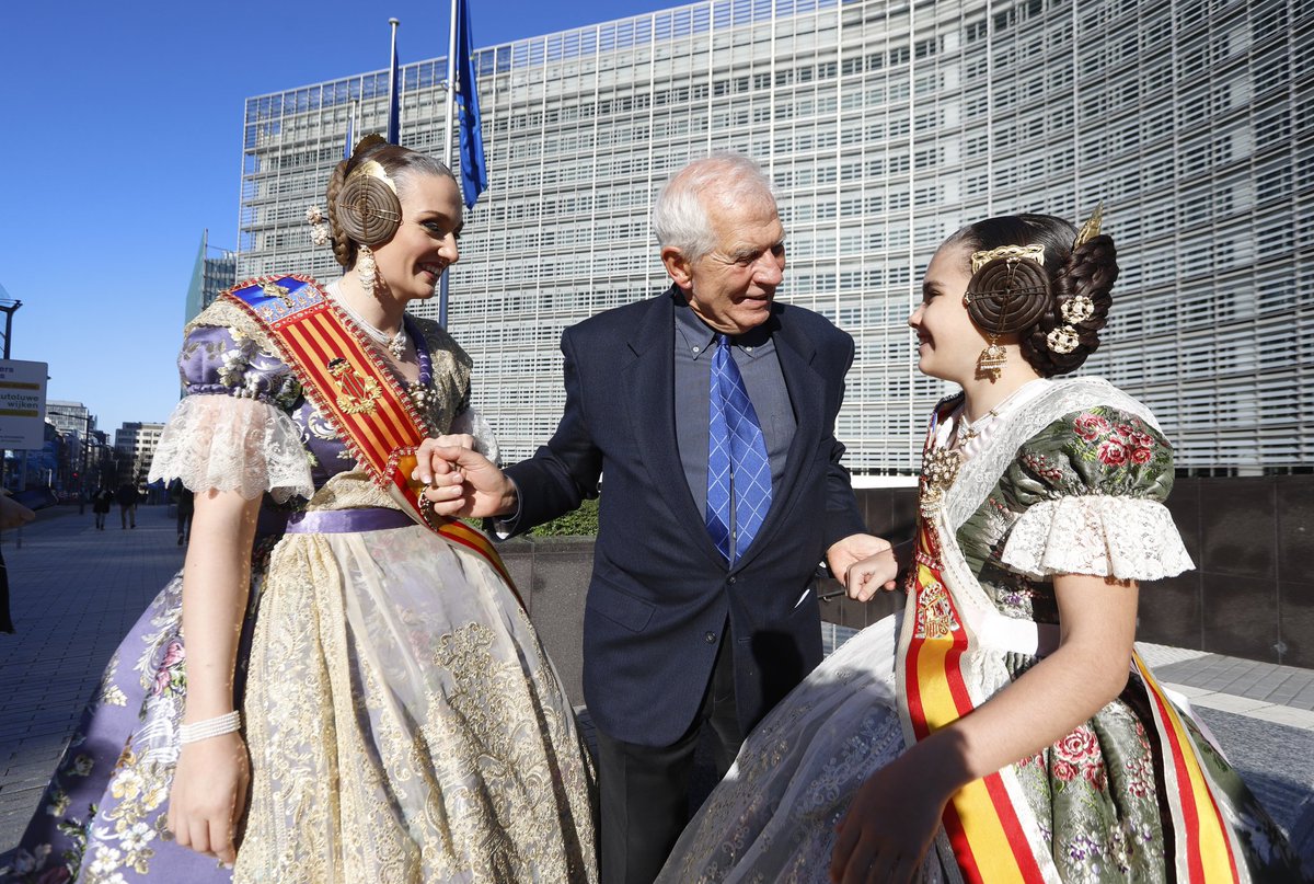 FHBustamante's tweet photo. @vonderleyen @RobertaMetsola @JosepBorrellF Zapatero @gonzalezpons @RodriguezPinero. Así. En una sola mañana con Laura y Paula. Las Falleras Mayores de #valència visitando el @parlamentoUE para @levante_emv. @JCF_Valencia . Esto es poder de convocatoria https://t.co/aJWOiCzMcD