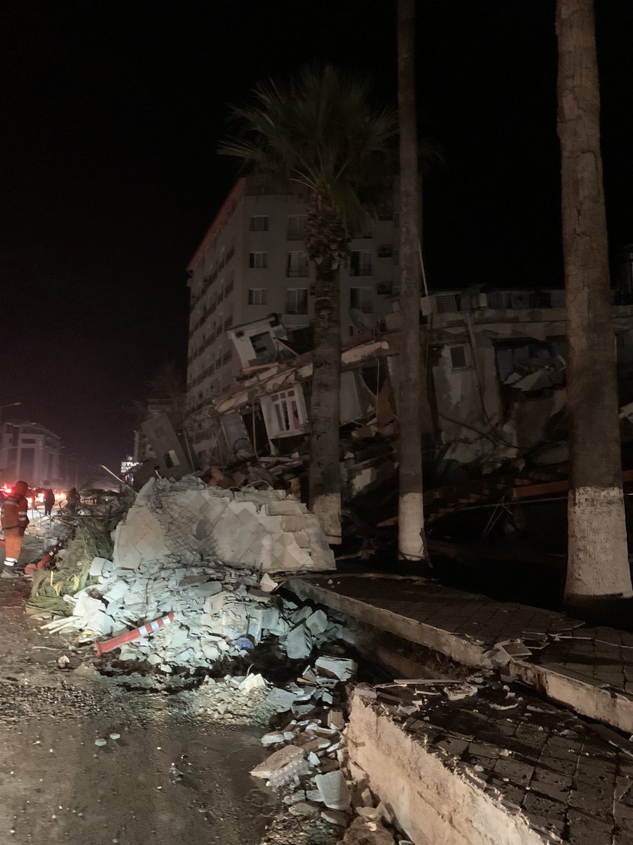 ABİM HALA ENKAZ ALTINDA HİCBİR KURTARMA CALISMASI YOK NOLUR YARDIM EDİN. ANTAKYA POLİSEVİ BURADA KİMSE YOK!!!! #Yardımedin #TurkeyQuake #earthquakes #TurkeyEarthquake #AFAD #AFAD #ENKAZALTİNDAYİM #enkazaltındayım #Enkaz #foxtv #hatay #seferberlik #YARDIMEDİN #hataydepremi