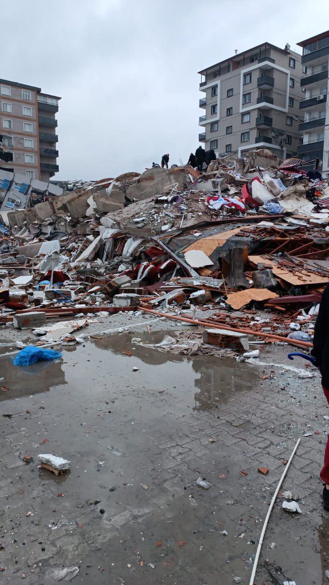 Odabaşı mahallesi Atatürk caddesi makrocenter karşısı no71  Hatay defne
Cihan Turunç 
Serhat Turunç
Onur Turunç 
Hala enkaz altından çıkartılamamıştır 
#hatayyardimbekliyor #HatayıKaderineTerkEtme #HatayinSesiniDuyun <a href="/AFADBaskanlik/">AFAD</a> <a href="/AFADHatay/">AFAD HATAY</a> <a href="/haluklevent/">Haluk Levent ( Ahbap Ekibi )</a> <a href="/HatayBSB/">Hatay Büyükşehir Belediyesi</a>