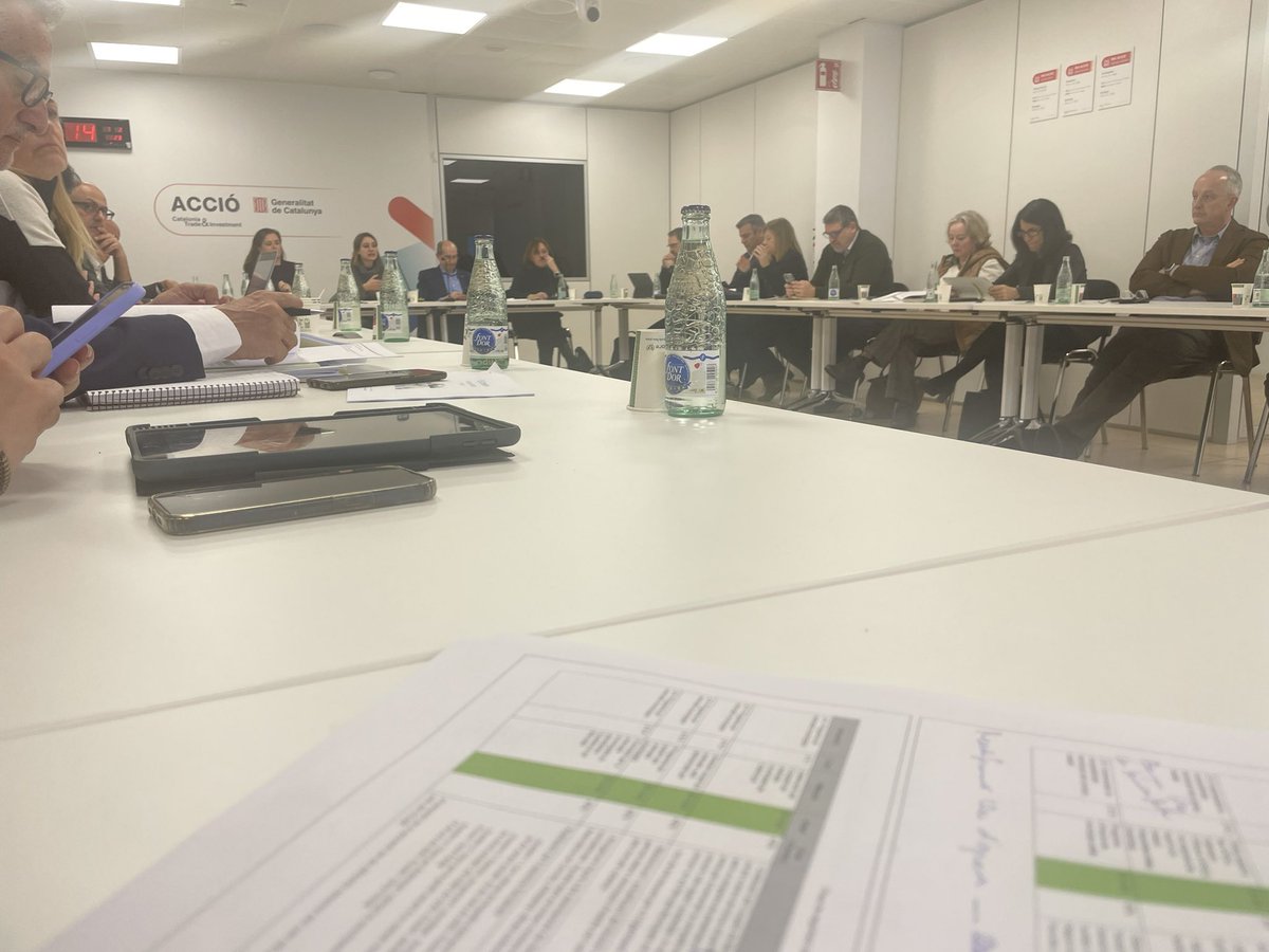 Reunió de seguiment del nivell d’execució del Pla d’Acció de #Comerç, Artesania i moda. <a href="/ccamcat/">Comerç, artesania i moda</a> amb el director general @Jordi_Torrades i la <a href="/agnesrussinol/">Agnès Russiñol i Amat</a> directora del consorci.