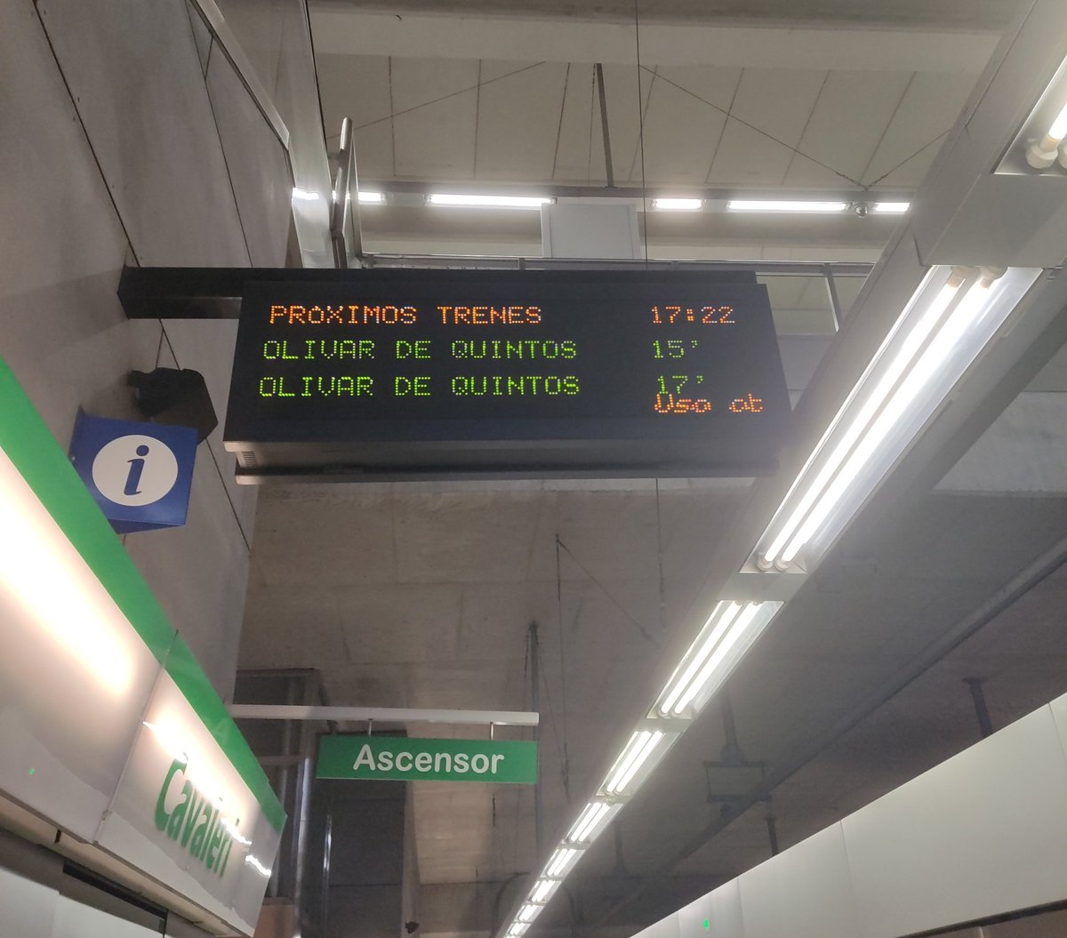 noraramar's tweet photo. 15 minutos de espera para el siguiente metro y después un metro a los 2 minutos.
No tiene mucho sentido.
@_metrodesevilla https://t.co/R9QKmyS9pN