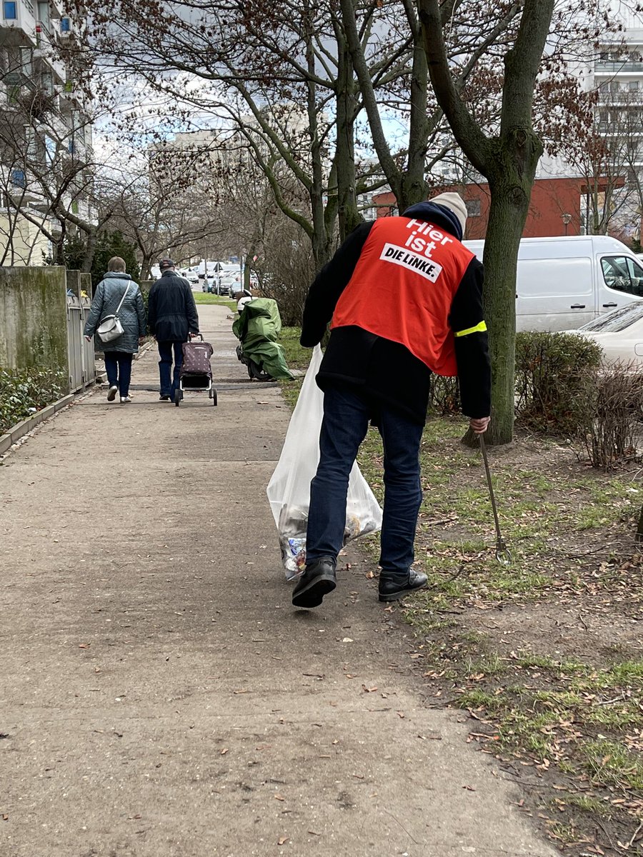 dmanuelaschmidt's tweet photo. Mit unserem mobilen #Infostand schlenderten wir die Marzahner Promenade entlang. Wir füllten die #Briefkästen der Nachbarschaft mit #Infomaterial und hatten das ein oder andere #Bürgergespräch. Nebenbei befreiten wir die Fußwege von herumliegendem Müll. https://t.co/AZP4Lp3lkt