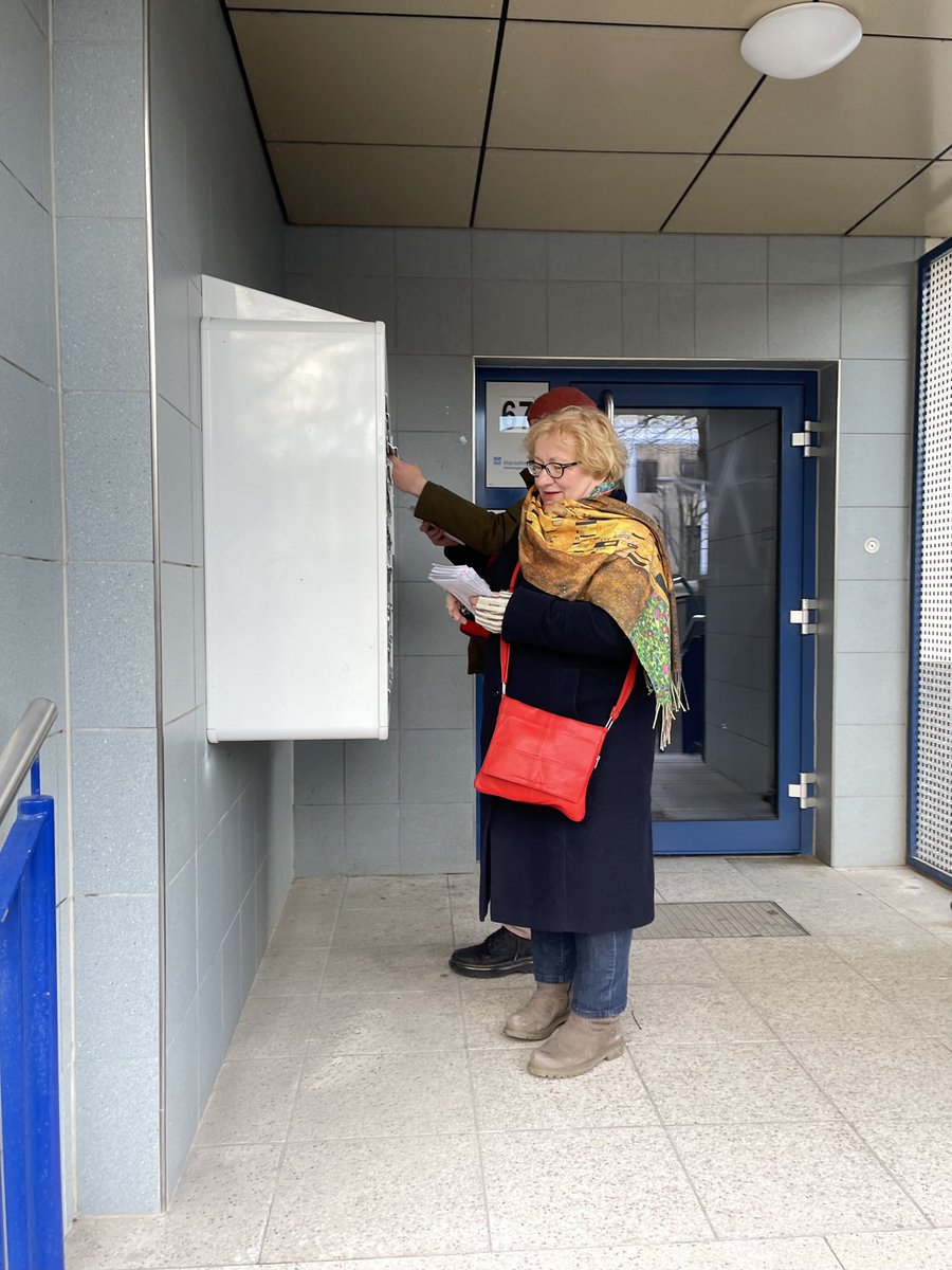 dmanuelaschmidt's tweet photo. Mit unserem mobilen #Infostand schlenderten wir die Marzahner Promenade entlang. Wir füllten die #Briefkästen der Nachbarschaft mit #Infomaterial und hatten das ein oder andere #Bürgergespräch. Nebenbei befreiten wir die Fußwege von herumliegendem Müll. https://t.co/AZP4Lp3lkt