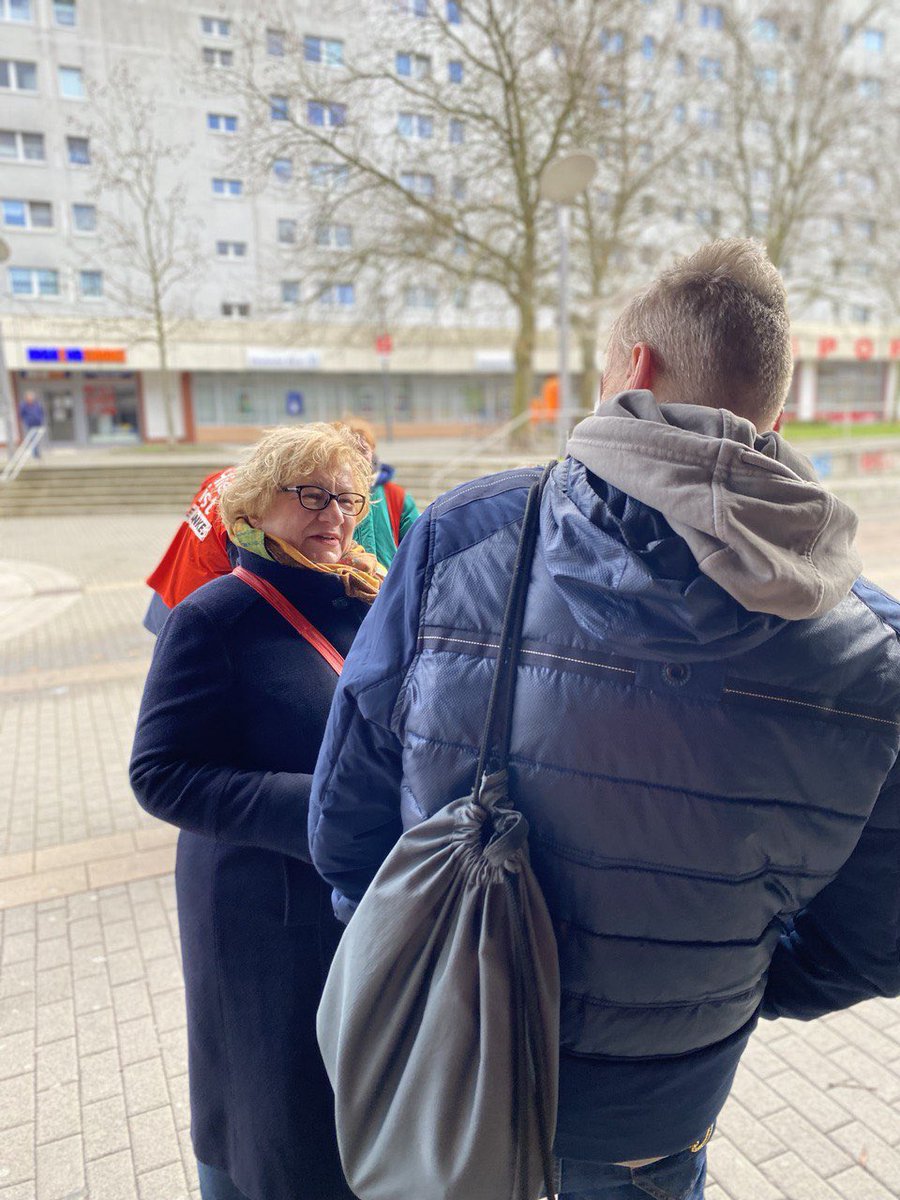 dmanuelaschmidt's tweet photo. Mit unserem mobilen #Infostand schlenderten wir die Marzahner Promenade entlang. Wir füllten die #Briefkästen der Nachbarschaft mit #Infomaterial und hatten das ein oder andere #Bürgergespräch. Nebenbei befreiten wir die Fußwege von herumliegendem Müll. https://t.co/AZP4Lp3lkt