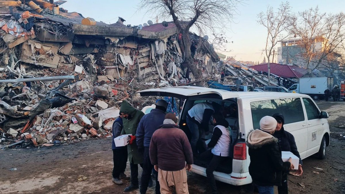 Turkey Earthquake Emergency:

Ozan Mutlu from DWW Turkey (<a href="/yyd_en/">Yeryüzü Doktorları (Doctors Worldwide Türkiye)</a>) is currently at #Kahramanmaras, distributing #hygiene kits. Meanwhile, more of our team on the ground are travelling to other cities, both for distribution and assessments.

#Turkey #TurkeyQuake #Earthquake