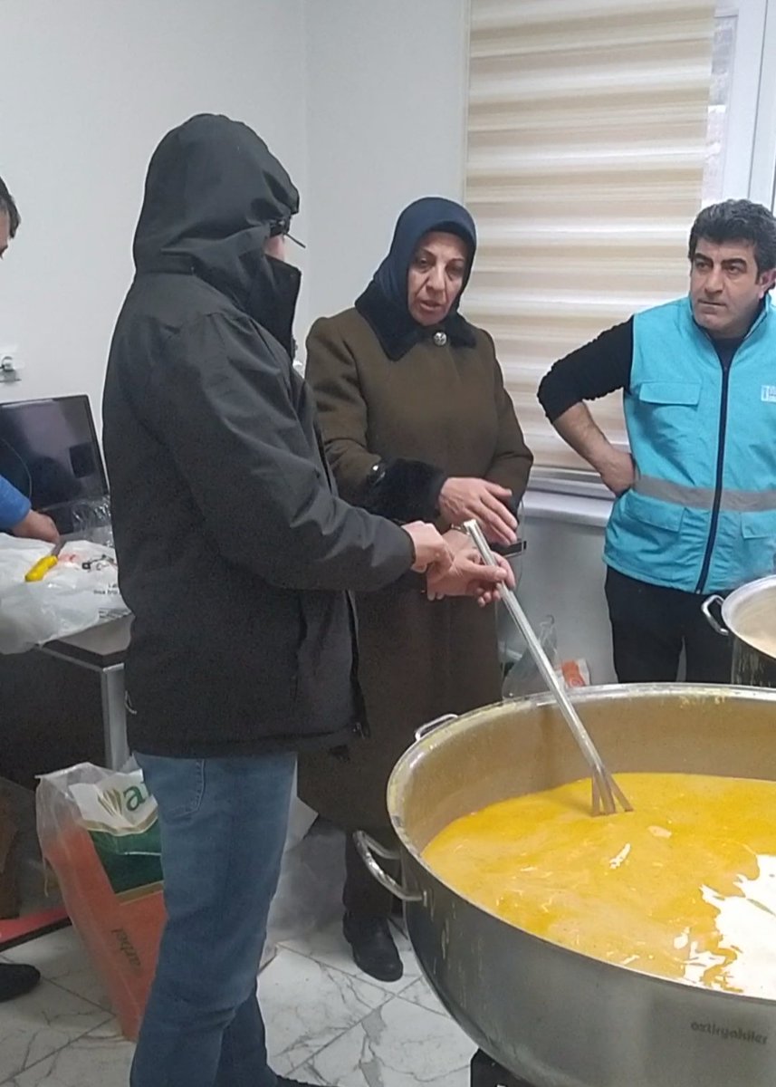 🇹🇷Tuşba Yerel Destek ekibimiz depremin ilk gününden itibaren Malatya'daki Depremzede kardeşlerimizin yanında. Devletimiz güçlüdür kudretlidir. En kısa sürede yaraların sarılacağından kimsenin şüphesi olmasın.