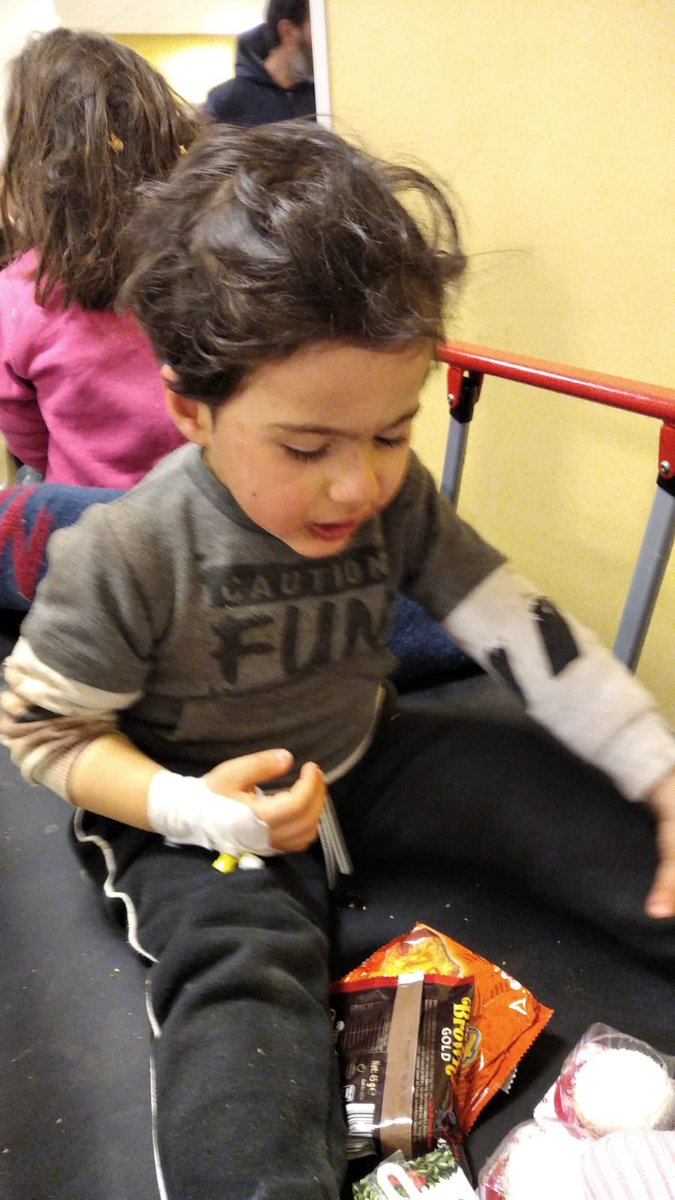 Kimsesiz adını bilmiyoruz söyleyemiyor Türkçe bilmiyor sanırım ailesini bulabiliriz umarım