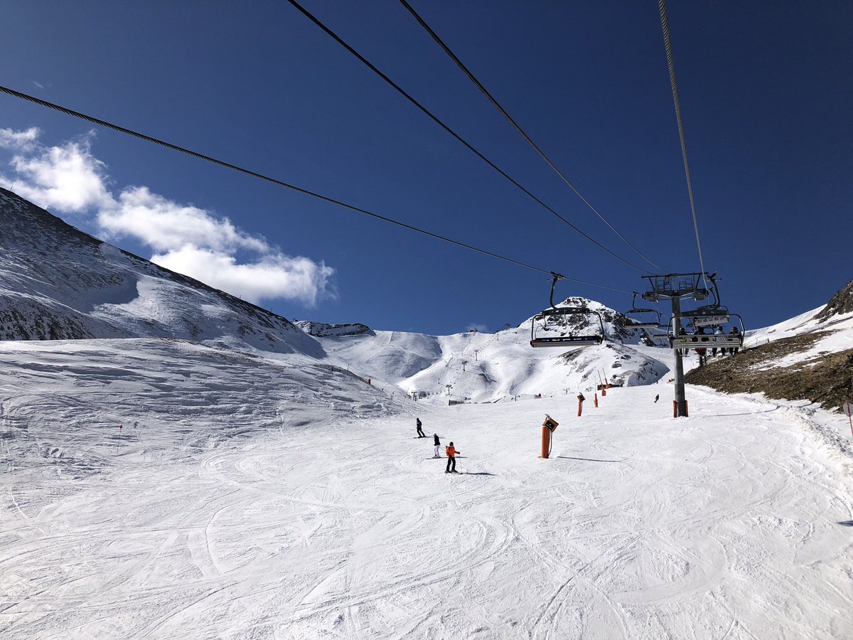 tka_outdoor's tweet photo. A fine day to be on slopes. Heavy snow forecast for tomorrow and Wednesday night!!!! We can’t wait! @TheKingstonAca #tkaski https://t.co/q9C9WVIRtU