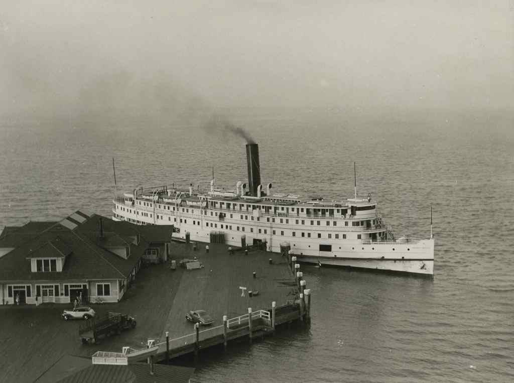 HamptonHistoryM's tweet photo. Today in 1949 - The Old Bay Line takes over the Norfolk &amp; Washington Steamboat Co., becoming the only operator docking at Point Comfort. Begun in 1840 as the Baltimore Steam Packet Co., the Old Bay Line serviced Point Comfort until 1959. 

Old Point Comfort dock, c.1940. https://t.co/73ozpqaR2I