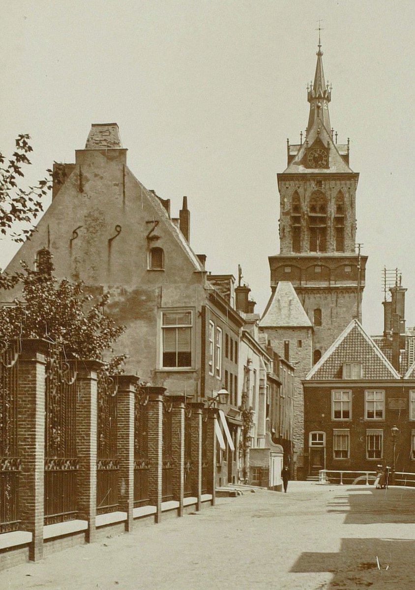 Nieuw: Boterbrug 4 en 6 - Schoonhovense Veerhuis en café De Brug, alias 'het Vinkenmoedertje'. Tot 1941 stond hier café 'De Brug' dat zeer populair was bij de heren studenten en dat werd uitgebaat door wed. De Wilde-Schmitz alias 'het Vinkenmoedertje'. Zie bit.ly/3jEZTNe