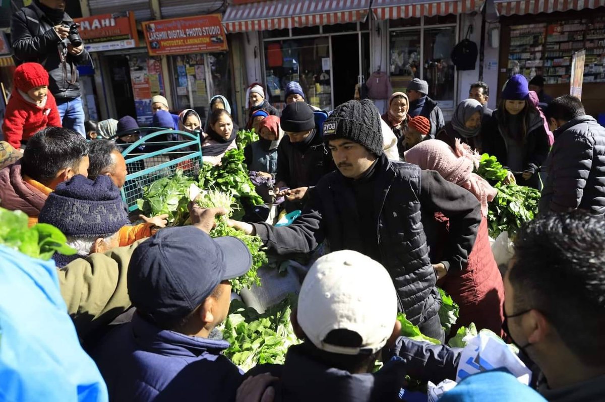 DC_Leh_Official's tweet photo. Sale of fresh vegetables produced in Ladakh Green Houses gets hug response from general public today.
Such sale will be encouraged on regular basis during winter season for convenience of public.
@DIPR_Leh @Ravinder_Dangi1 @LAHDC_LEH @AgriGoI https://t.co/G0dfxx9TFS
