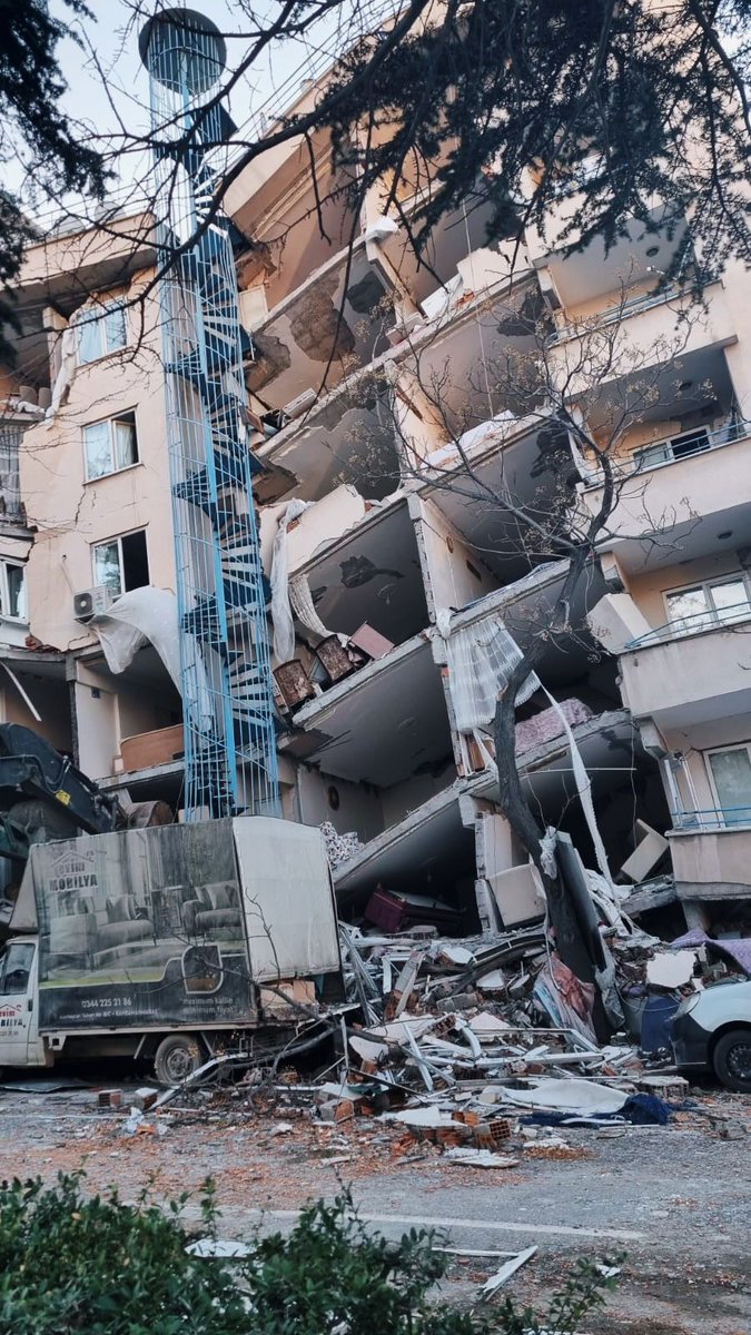 dwwuk's tweet image. Thousands of buildings have been destroyed, and survivors are now homeless, facing the freezing cold. With the death toll already rising above 5,000, we are currently assessing the situation to identify the best needs-based response possible.  

#Turkey #TurkeyQuake #Earthquake