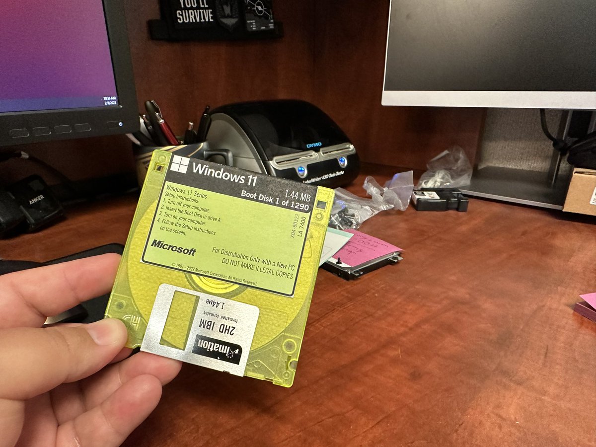 carrj87's tweet photo. y’all thought you were ready for updates today 😂👾@Windows @Microsoft  #bringbackthefloppy https://t.co/6MtwSfeVkY