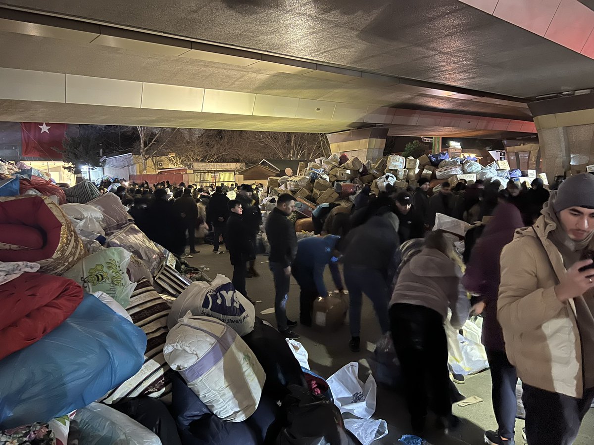 Burdakı izdihamı təsəvvür edə bilməzsiniz. Hava da dəhşət soyuqdu, insan axını dayanmır. Bəlkə 4-5 Tır Yorğan, İsti paltar, Generator, İsidici, Çadır yığılıb