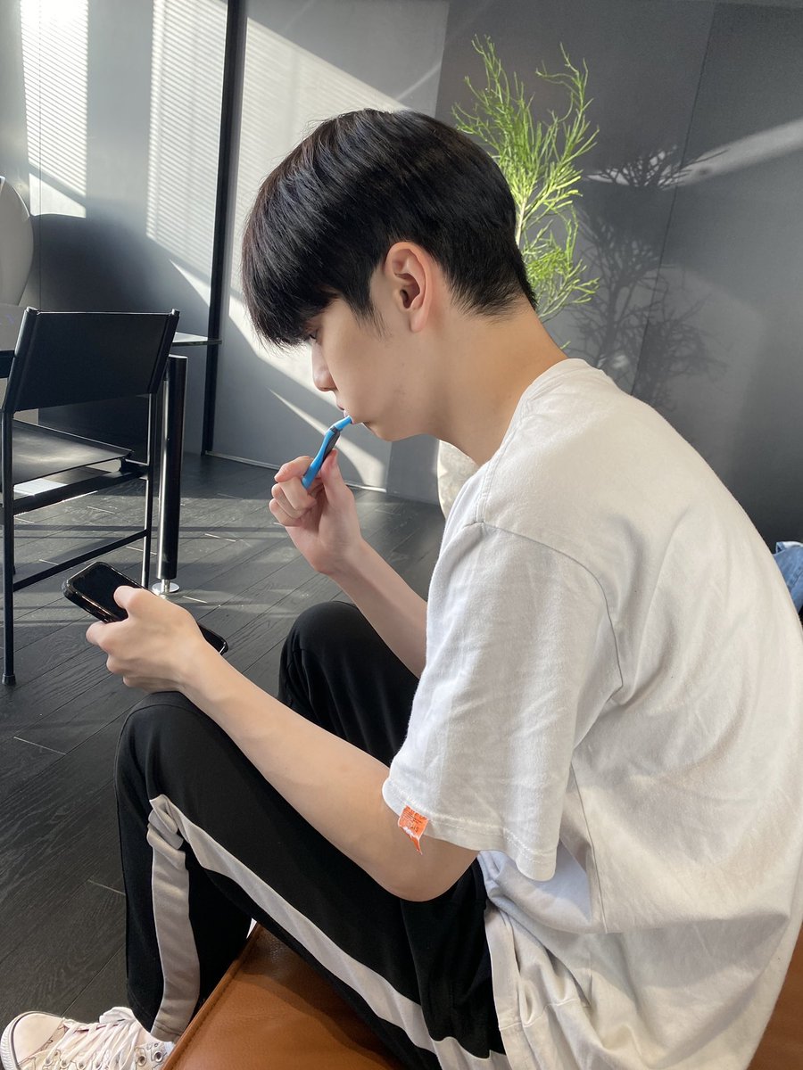 자기 괜차나?
왜요?
형 오늘 너무 붓지않았어?? 빈이 못생긴거 보면 토하자나
ㅎㅎ 그정도는아니예요 웁
........
아장난이지 또 삐지고그래!!
알겠어여 칫솔이 혀에 닿아서 그런거야 알겠지