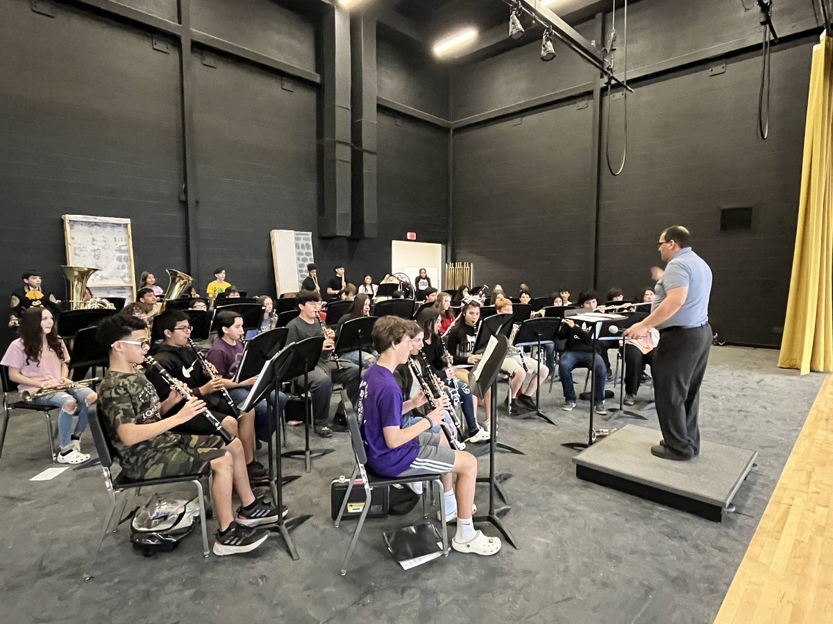 Band presentation! Demonstrating the different woodwind instruments available - flute, clarinet, and sax

#FineArtsforAll #ElectivesPresentation #FutureToros #MatadorFamily