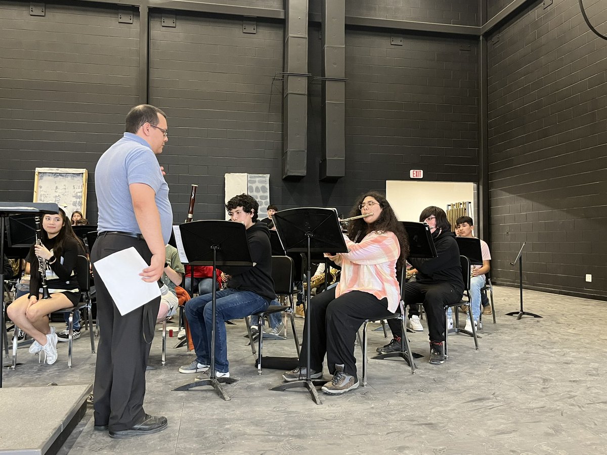 AJBtoroband's tweet photo. Band presentation! Demonstrating the different woodwind instruments available - flute, clarinet, and sax

#FineArtsforAll #ElectivesPresentation #FutureToros #MatadorFamily https://t.co/mY4kuckxRl