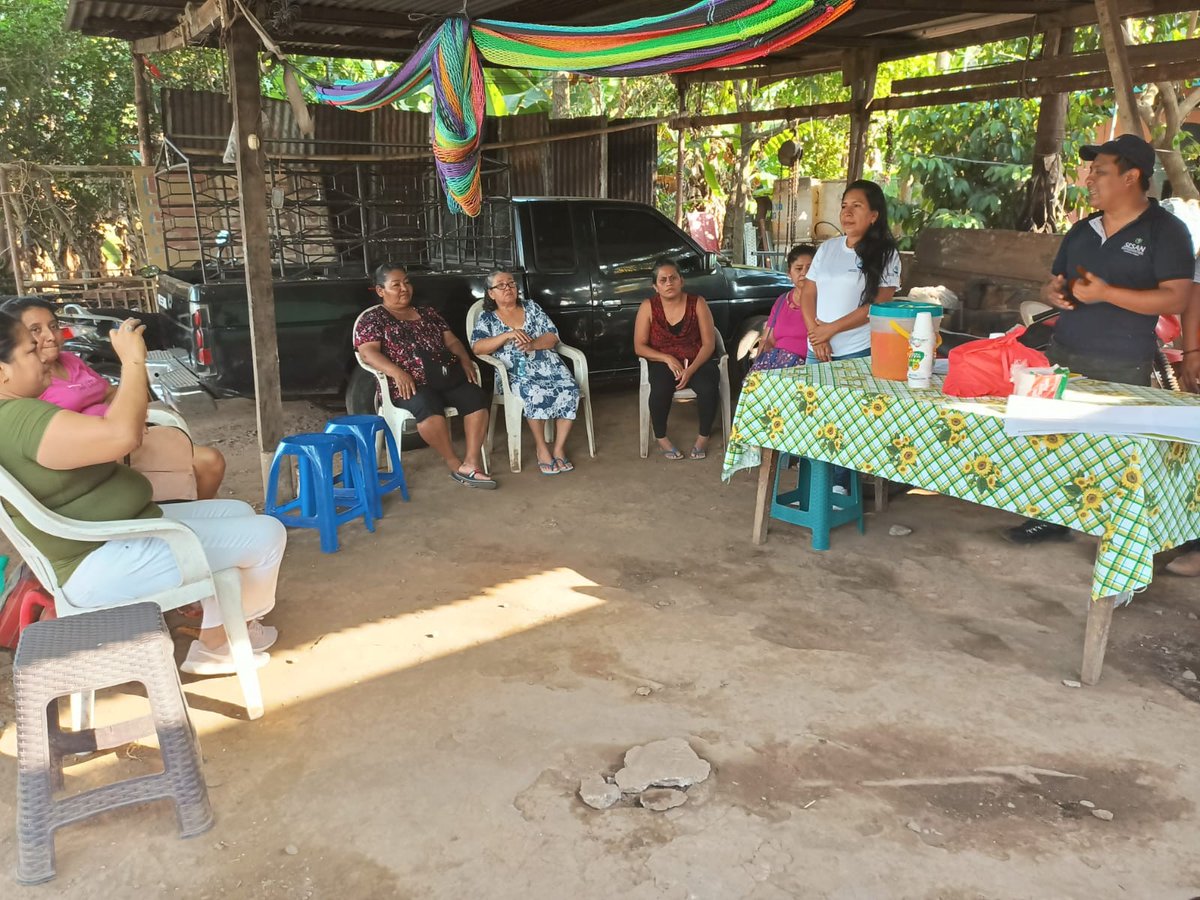 SecretariaSESAN's tweet photo. La Comusan de San Gabriel, Suchitepéquez, realizó un taller de alimentación saludable dirigido a un grupo de madres de familia que conforman la #Cocosan de Guayacán. Se elaboraron platillos nutritivos dando los pasos necesarios desde su adquisición, preparación y consumo. https://t.co/zugGYmRqht
