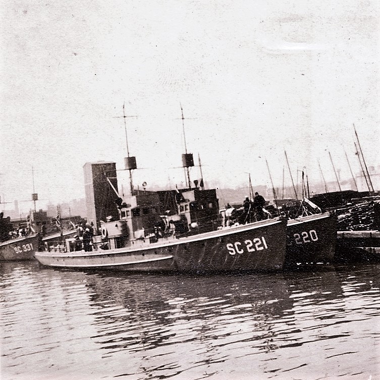 HamptonHistoryM's tweet photo. Today in 1918-Submarine Chaser number 218, built at the Newcomb Lifeboat Company on Sunset Creek, is commissioned by the U.S. Navy. 

The shipyard sprang up during World War I as part of the U.S. Government’s efforts to build submarine chasers and merchant vessels. 

220 &amp; 221 https://t.co/w8bOIv1GkR