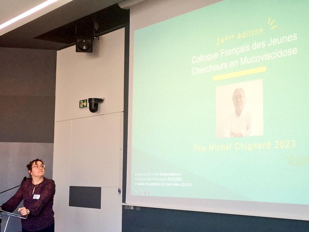 paodecarli's tweet photo. Moment chargé en émotions au #CFJC2023 lorsqu'on rend hommage à Michel Chignard Le prix en son nom nous rappelle l'homme et le scientifique qui nous manque tant, mais qui va continuer à transmettre son héritage #mucoviscidose #recherche #prixMichelChignard @Inserm @vaincrelamuco https://t.co/pI1IcyGypJ