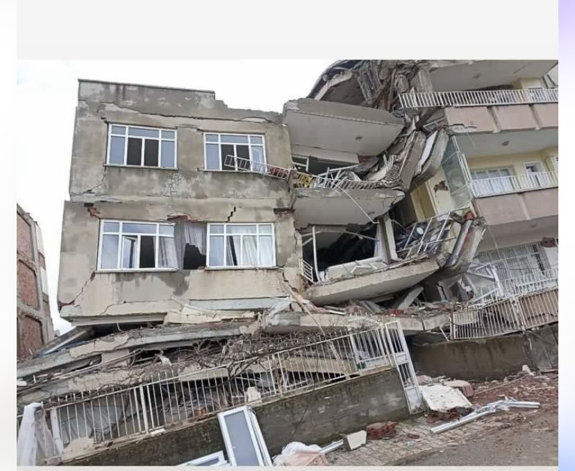 NEREDEYSE 48 SAAT OLACAK AYŞEGÜL KOLU VE AİLESİ HÂLÂ BU 3 KAT ENKAZIN ALTINDA BU BİNA 5KATLI BİR BİNA AYŞEGÜL 2.KATINDA İŞ MAKİNELERİNİN BİR AN ÖNCE BURAYA ULAŞMASI ŞART SÜMEREVLER Mahallesi BOZBEY Yolu 1707 Sokak No:7 ADIYAMAN/MERKEZ <a href="/adiyamangovtr/">Adıyaman Valiliği</a> <a href="/AFADBaskanlik/">AFAD</a> <a href="/AFADAdiyaman/">AFAD Adıyaman🇹🇷</a>