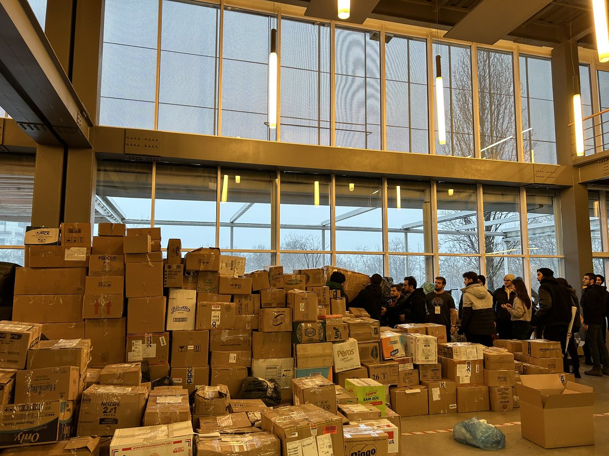 Depremzedelerimiz için yarın da desteklerinizi bekliyoruz.

İhtiyaç Listesi ❗️⤵️
Battaniye, yorgan, uyku tulumu, eldiven, bere, atkı, mont, hijyen kiti

📍İTÜ Ayazağa Kampüs, MED A Binası