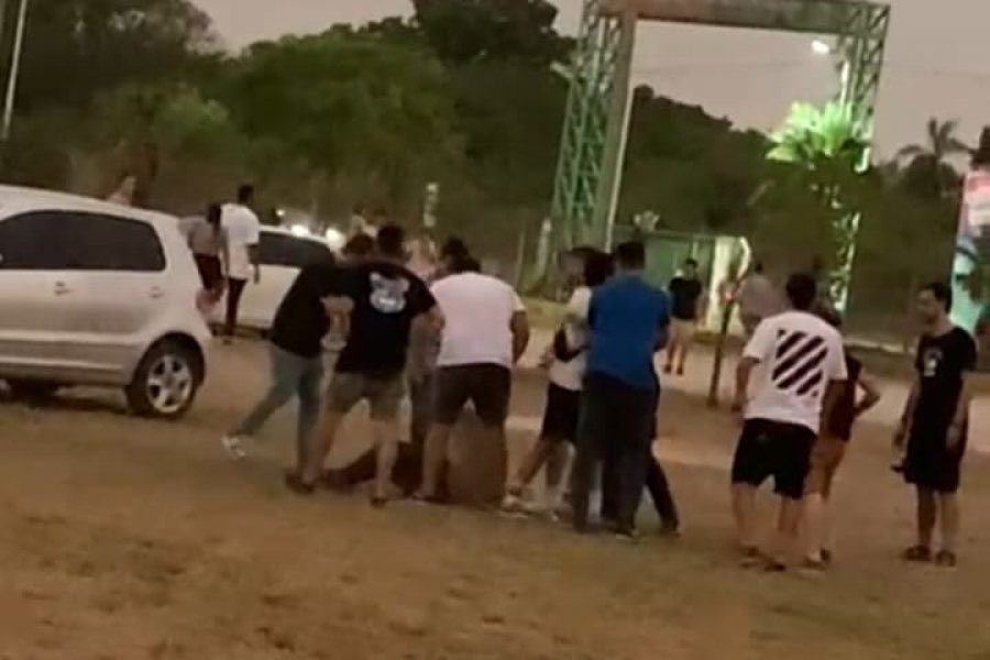 mauroszeta's tweet photo. 🚨 RUGBIERS Y UNA PATADA CRIMINAL: EL HORROR QUE SE REPITE

-Una patota de rugbiers atacó en manada a un joven a la salida del corsódromo de Corrientes.

📲⚠️ El video en el link. Imágenes sensibles. 
https://t.co/FIb3IgVSx7 https://t.co/iwqtfnGxD7