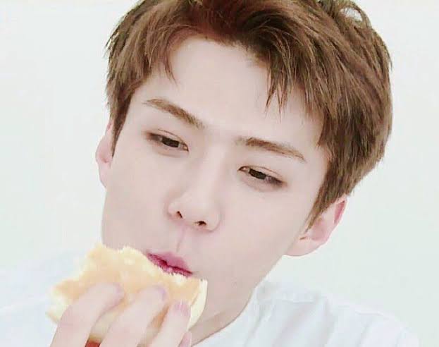 khadafiardi's tweet photo. Mne yee yg ultah diem diem bae dh pdhal gw dh laper /comot roti/ https://t.co/uAKkitnqf9