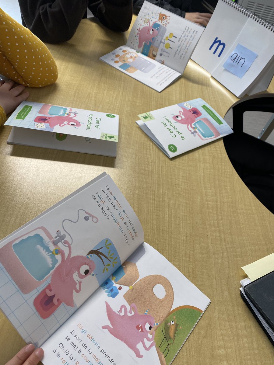 mlle_fsl's tweet photo. Centres happen in all subjects 😋
Procedural writing centres for our recipes is shown, along with one of our social studies centres. #grade3 #grade4 https://t.co/gwDdScGb7V