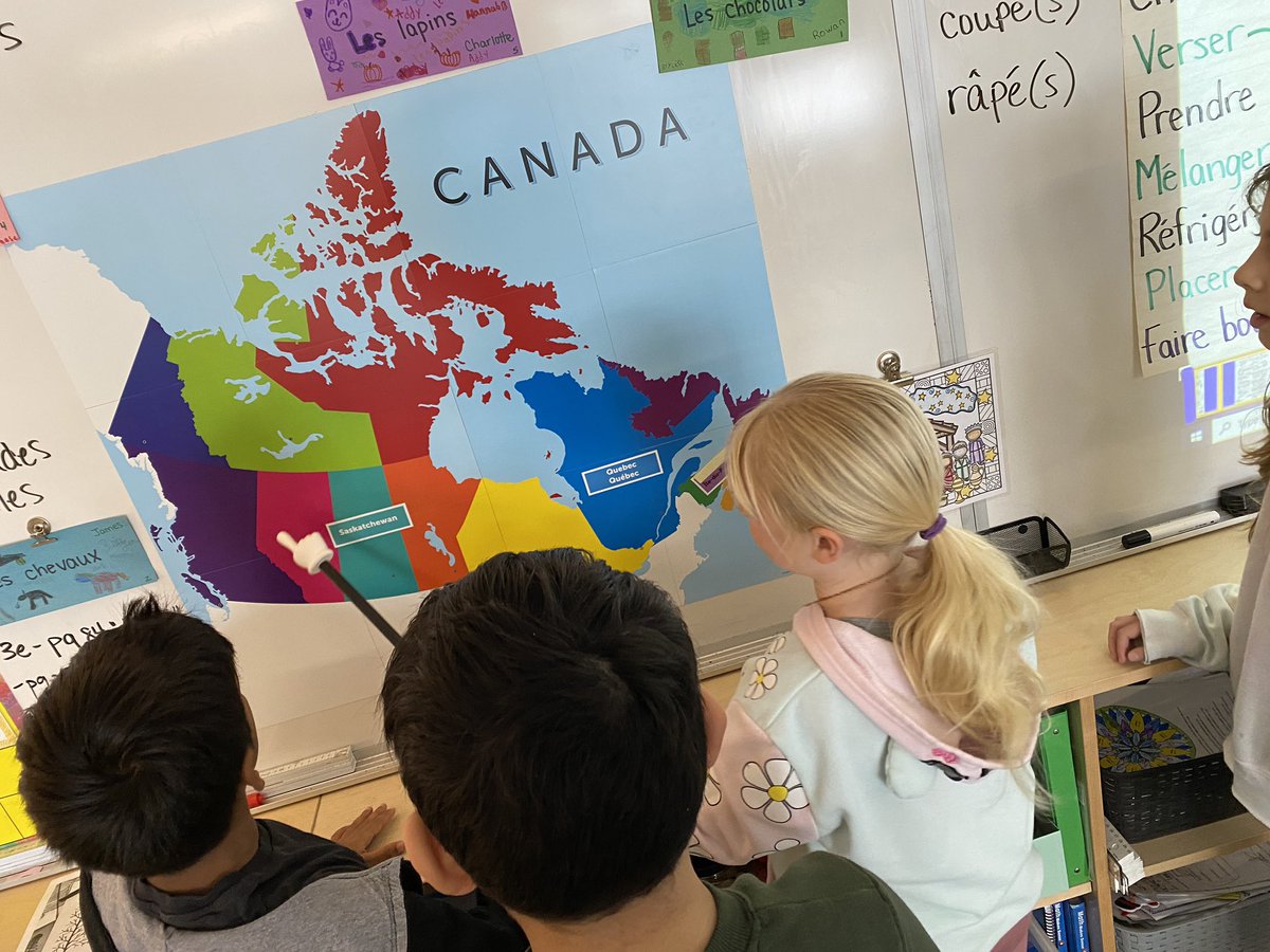 mlle_fsl's tweet photo. Centres happen in all subjects 😋
Procedural writing centres for our recipes is shown, along with one of our social studies centres. #grade3 #grade4 https://t.co/gwDdScGb7V