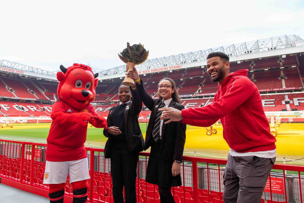 🏆 #PlanetLeague Green Football Cup: WINNERS 😀 Pupils from our partner school Bolton St Catherine's Academy were presented with the trophy on behalf of the Foundation at #OldTrafford today, from ex-Red Fraizer Campbell 💚 🔗 bit.ly/3I4WFff #GreenFootballWeekend