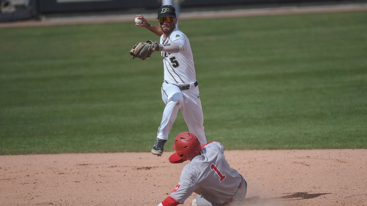 PurdueBaseball's tweet photo. Another #Boilermaker in @D1baseball's Top 4⃣0⃣ 

All-Region Shortstop @Evan_Albrecht enjoyed a breakout season in 2022. His 1⃣1⃣ 3-hit games powered our top Avg since 2009.

⚒️ .365/.452/.470, 16 XBH, 34 RBI, 22 SB
💪 Played 441 of 450 innings at SS

🔒 https://t.co/45EBDuxTYx https://t.co/HD60GyclU3