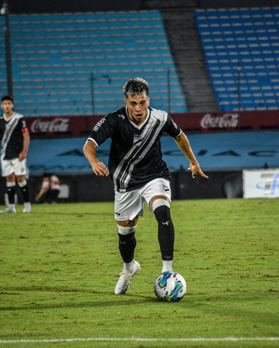 Nada mal la bocha de 𝐀𝐥𝐞𝐣𝐨 para el empate, ¿no? 🤟🏼🎩