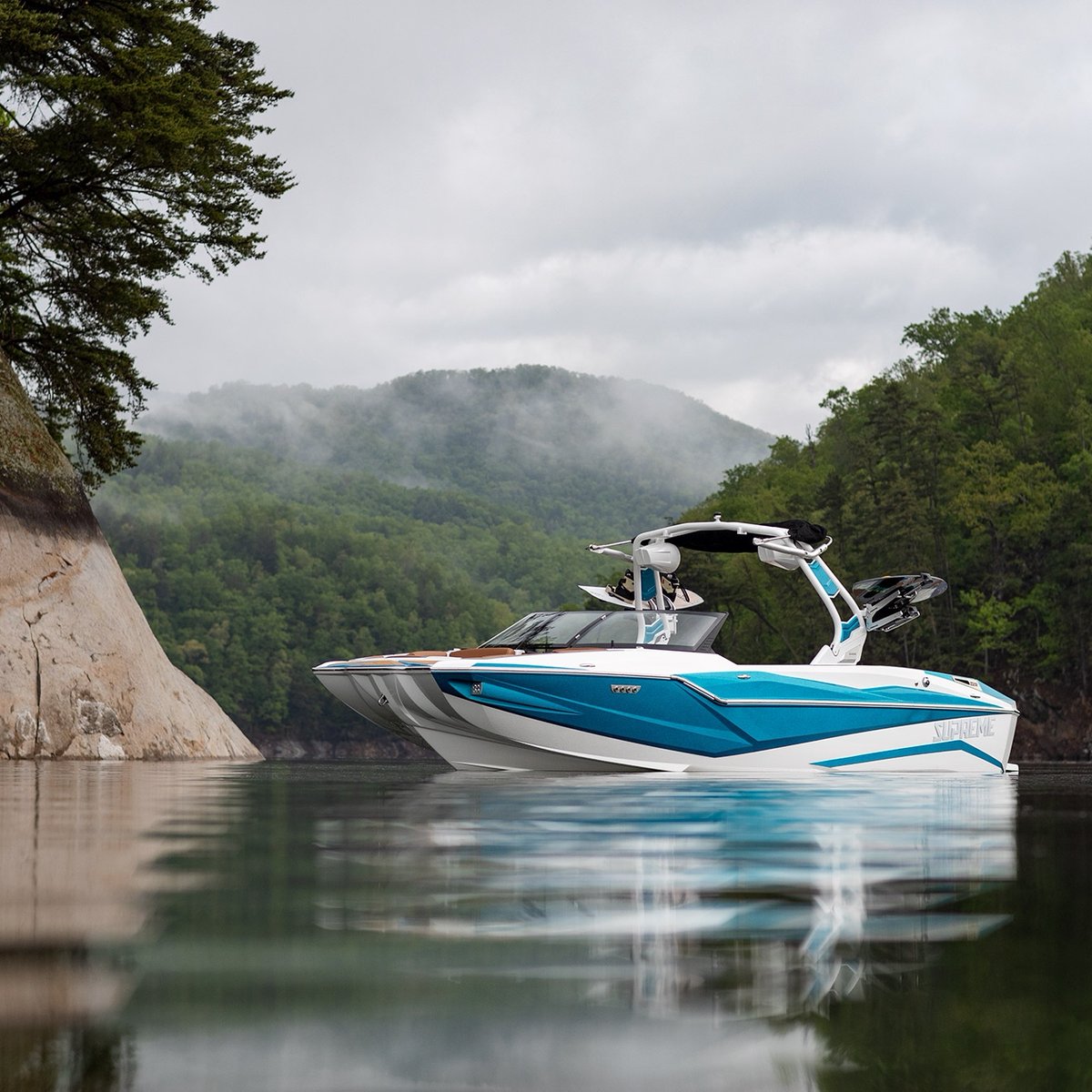 SupremeBoats's tweet photo. One glance identifies the ZS232 as a high-performance wake surfing boat.
#supremeboats #zs232 #wakeboat #wakesurfboat #wakesurf #wakesurfer #supreme #boats #wakelife #boatlife #boatshow https://t.co/eb8XiWAYBD