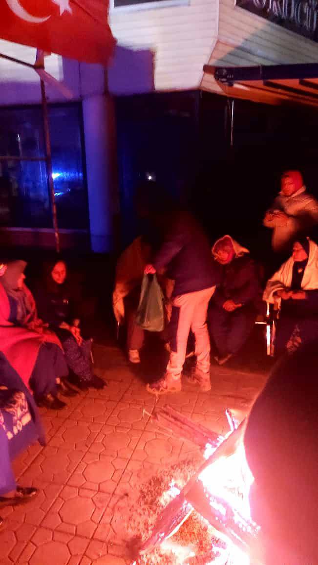 Troia Ekibi ve yardım kuruluşlarımız elbirliği ile yaşlı teyzelerimize ateş yakıp, kumanyalarını dağıtıyoruz. 

Orada olmaya devam edeceğiz. Nakdi sıkıntı var mı diye soran fenomen dostlar var, sağ olun biz yetiyoruz şimdilik. 

#Deprem