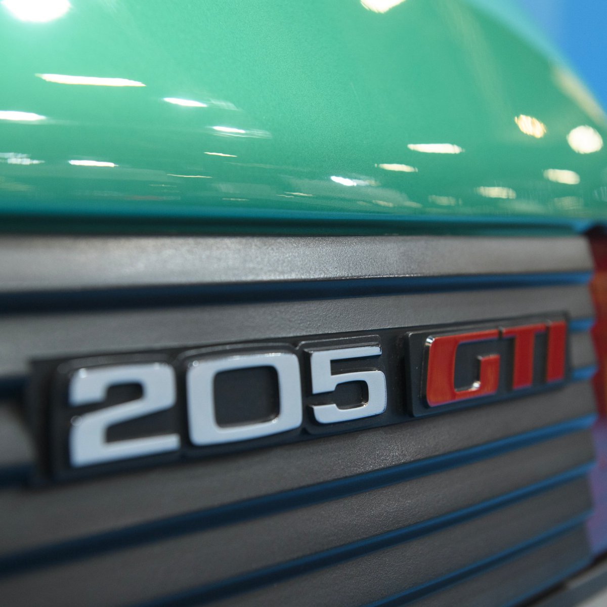 PeugeotFR's tweet photo. Coup d'envoi du 40e anniversaire de la 205 au salon #Rétromobile2023 ! @AventurePeugeot https://t.co/9lbBQgyYP6