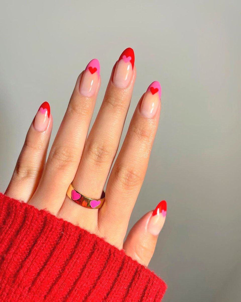 You can't go wrong with a little Valentine's nail @romanticnailsregina 💗

📍 4830 Gordon Road