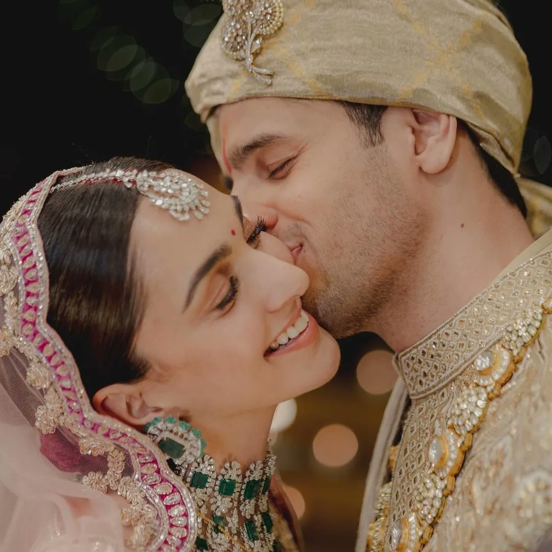 etimes's tweet photo. And they are married!😍🫰

Congratulations to the happy couple♾️

#SidharthMalhotra
#KiaraAdvani
#SidharthKiaraWedding #etimes https://t.co/Kl2jk1yQZX