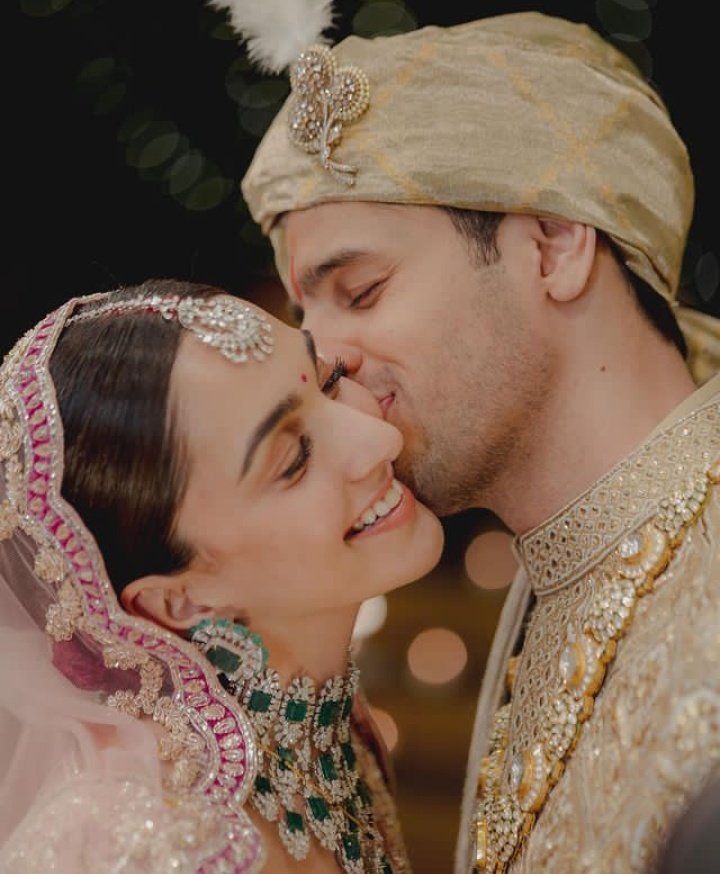 Cute couple ,Hearty congratulations to the beautiful couple 🤩❤😁
#kiaraadvaniwedding #SiddharthMalhotra
