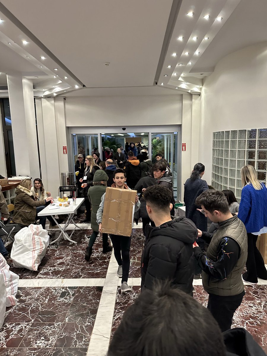 Kadıköy belediyesinde yeterli insan var yoğunluk var gelmek isteyen arkadaşlar başka bölgeleri tercih etsin bu saatler için