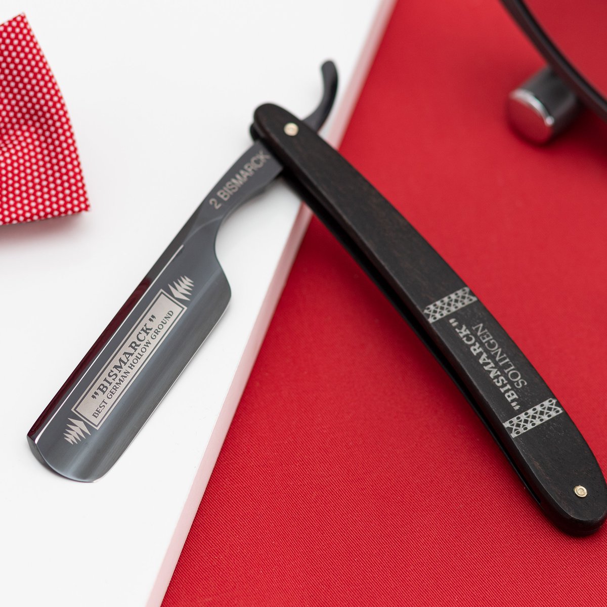 Love at first shave. View the 'Bismarck' straight razor by Dovo here: ow.ly/8HiI50MCjeC

#sotd #straightrazor #wetshaving #DOVOSolingen #madeinGermany #mensgrooming #Fendrihan