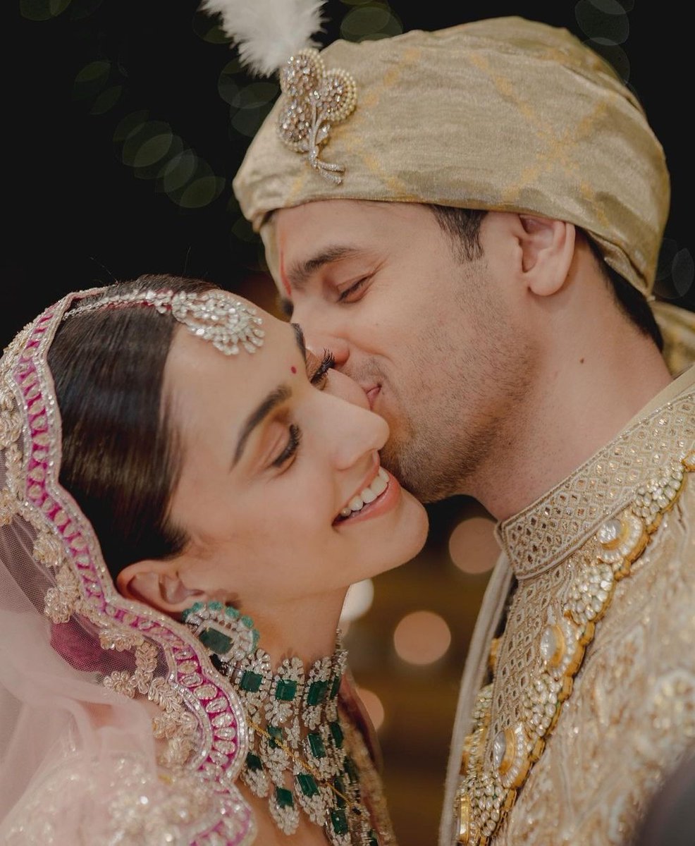 vrinshacaps's tweet photo. SUCH A BEAUTIFUL COUPLE !!!! 
😍😍😍❤️❤️❤️ 
MR. &amp; MRS. MALHOTRA IS HERE 
💫💫💫 
that's dreamy  🌌🌌❤️❤️ 

#SidKiaraWedding #SidharthKiaraWedding https://t.co/V4rNuJ6SZs