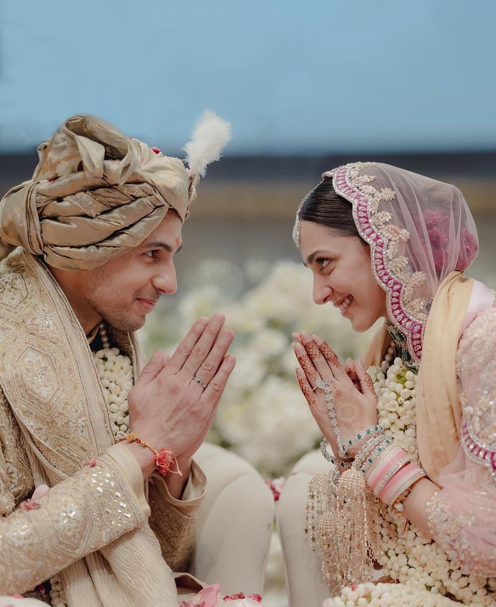 vrinshacaps's tweet photo. SUCH A BEAUTIFUL COUPLE !!!! 
😍😍😍❤️❤️❤️ 
MR. &amp; MRS. MALHOTRA IS HERE 
💫💫💫 
that's dreamy  🌌🌌❤️❤️ 

#SidKiaraWedding #SidharthKiaraWedding https://t.co/V4rNuJ6SZs