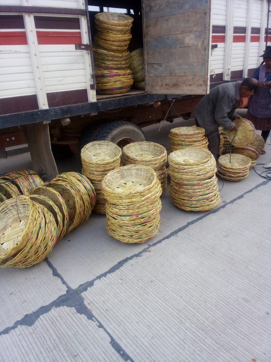BoliviaRegimen's tweet photo. En cumplimiento al programa Cárceles Productivas, en la cárcel de #Tarabuco, del depto. de #Chuquisaca, #ppl fabrican canastas ecológicas que son ofertados en los mercados de la ciudad de #Sucre.  
#UnidosHaciaElBicentenario 
#lareinserciónsocialesposible 
#CárcelesProductivas https://t.co/U3EN5wtHda
