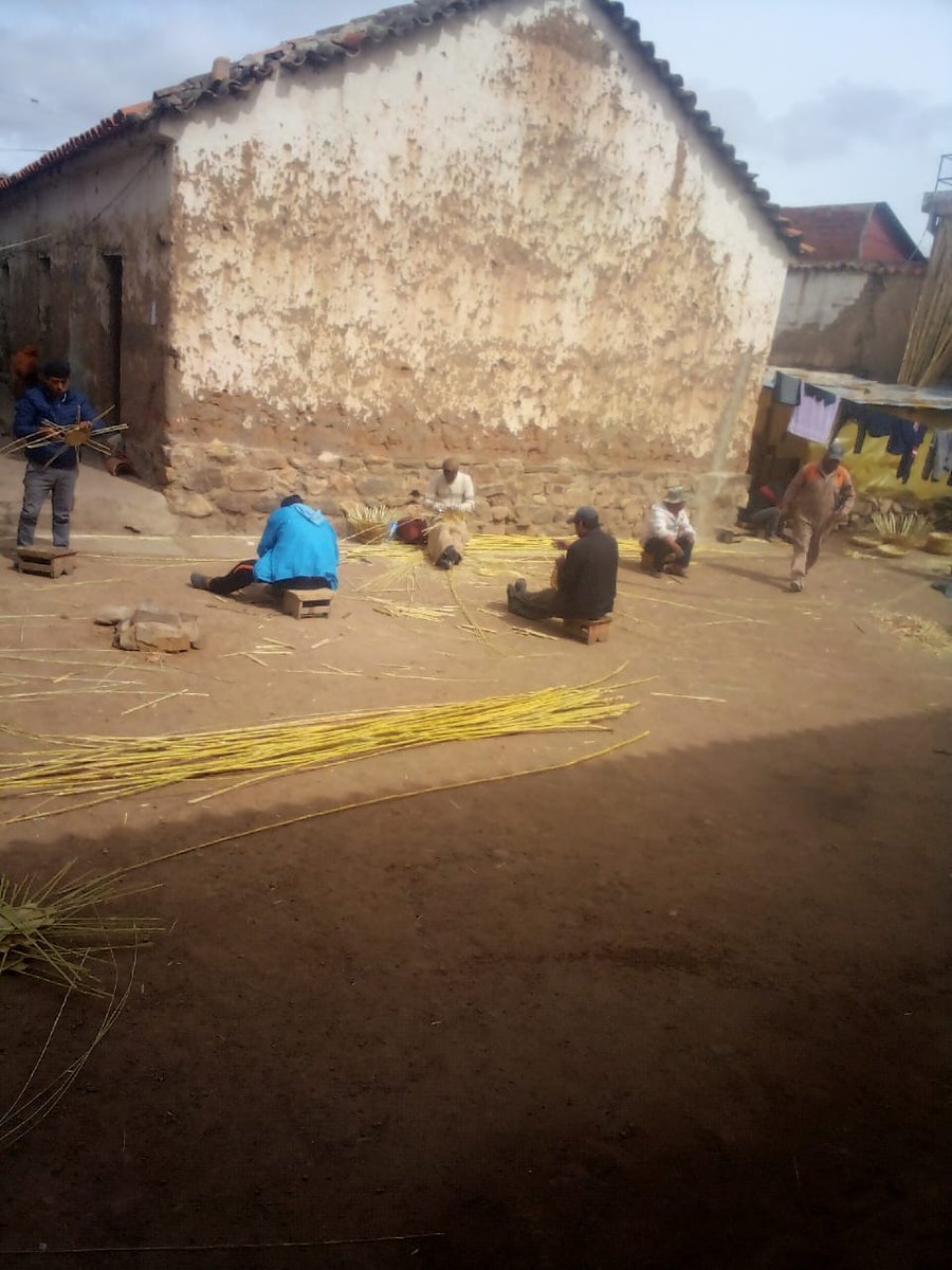BoliviaRegimen's tweet photo. En cumplimiento al programa Cárceles Productivas, en la cárcel de #Tarabuco, del depto. de #Chuquisaca, #ppl fabrican canastas ecológicas que son ofertados en los mercados de la ciudad de #Sucre.  
#UnidosHaciaElBicentenario 
#lareinserciónsocialesposible 
#CárcelesProductivas https://t.co/U3EN5wtHda