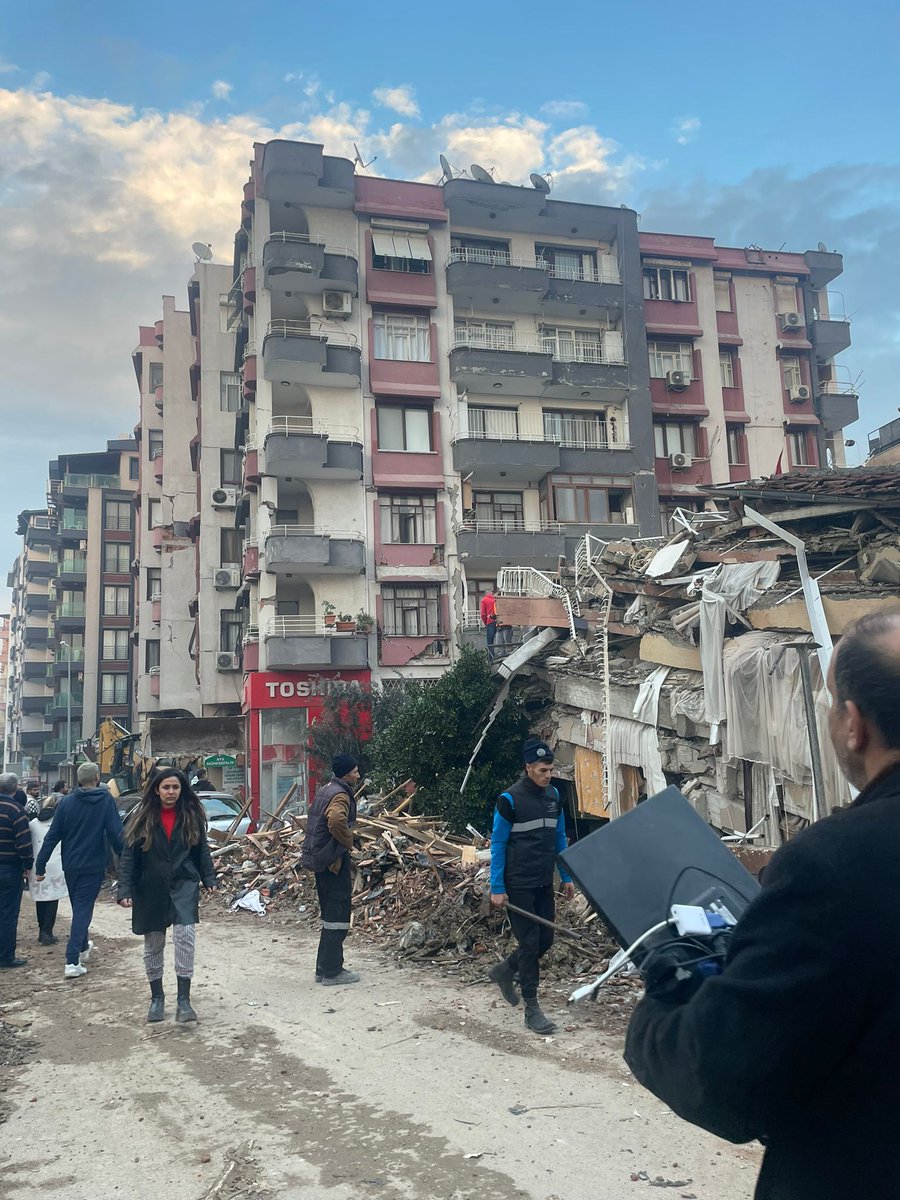 amublockchain's tweet photo. Arkadaşımızın ailesi hala enkaz altında lütfen geç olmadan yayalım
cebrail MAh. Fatih cad. No:11  Özlem apt. hatay/antakya
05330188005
@belalcaggins  @ProfDemirtas  @ahbap  @haluklevent https://t.co/l4vpXDWtiW